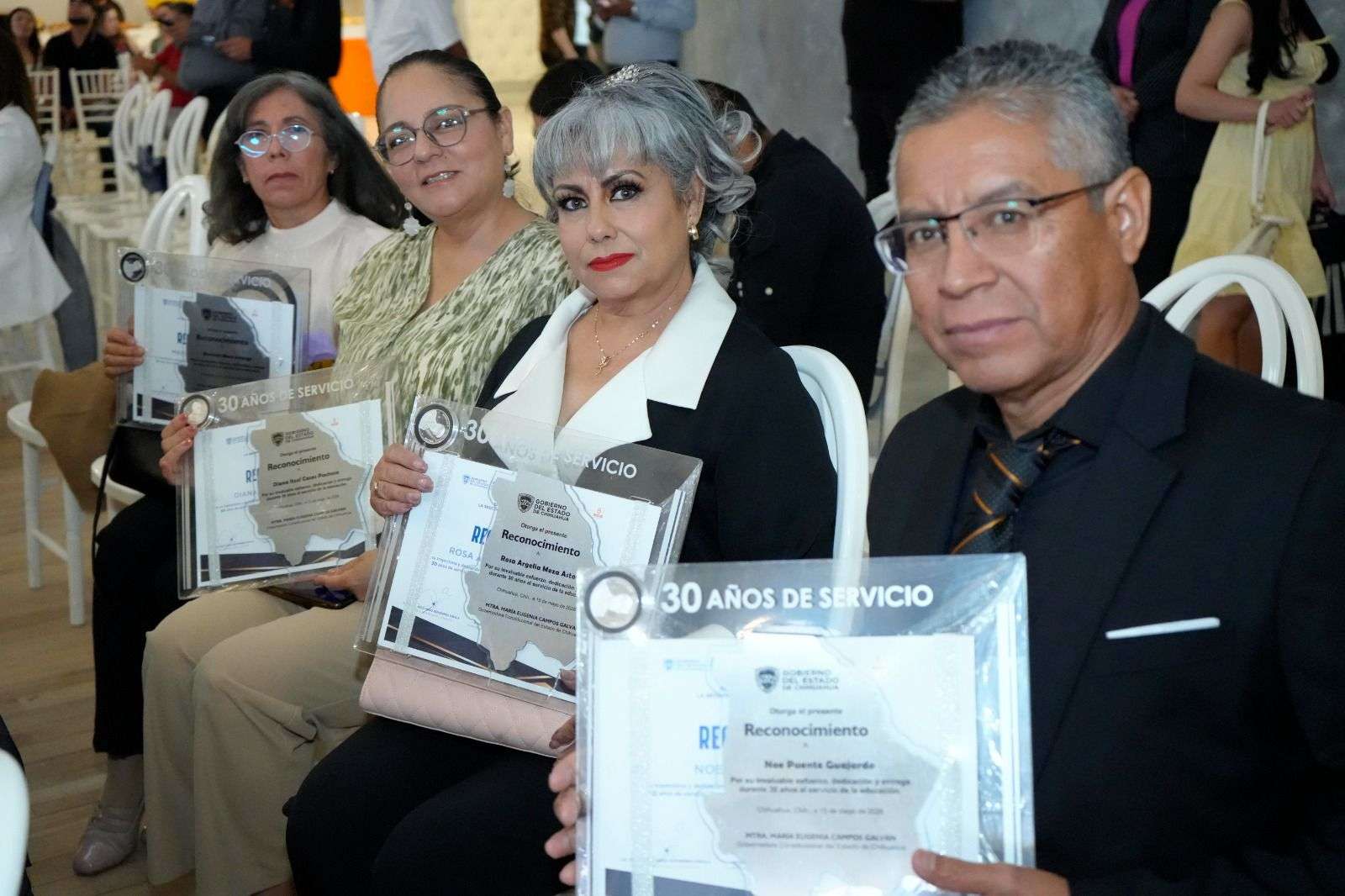Reconocen a docentes por décadas de servicio en Juárez
