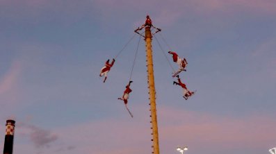 Cautivan Voladores de Papantla a chihuahuenses en la Feria de Santa Rita