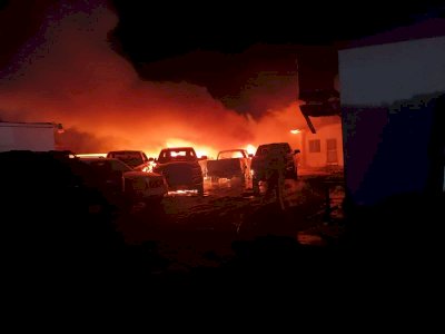 Consume incendio 6 vehículos y oficinas de Fiscalía en Ojinaga