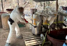 Destruyen agentes de FGR con hachas evidencias del narcolaboratorio 