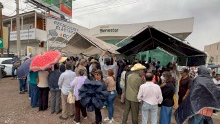 Sufren adultos mayores por la lluvia, frío y viento para su pensión Bienestar 