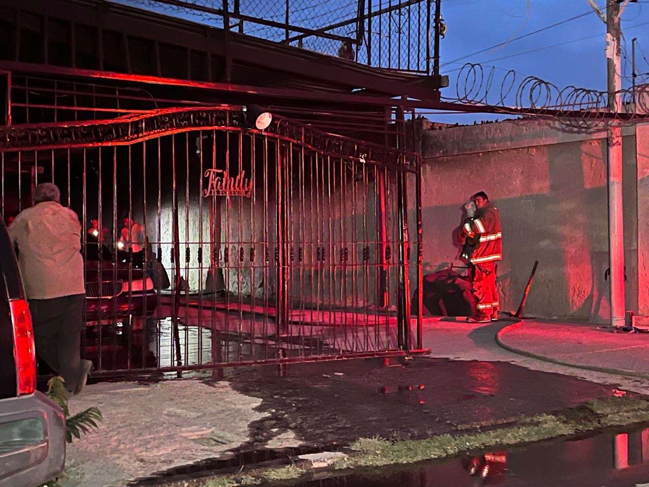 Incendio consume parte de una limosina en vivienda de la Melchor Ocampo
