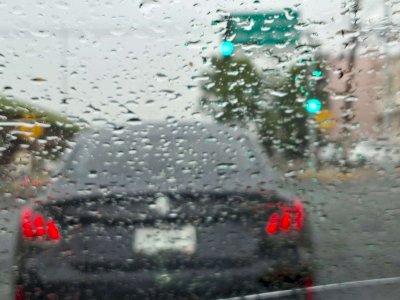 Cae ligera llovizna en la ciudad 