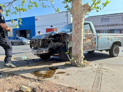 Sufre conductor ataque epiléptico y choca contra árbol en la Pacheco