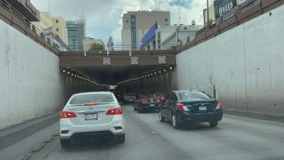 Provocan lluvias caos vial en túnel de la Independencia 
