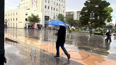 Sorprende fuerte lluvia vespertina y refresca el centro de la ciudad 
