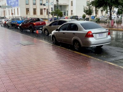 Comienza a caer granizo en el centro de la ciudad 