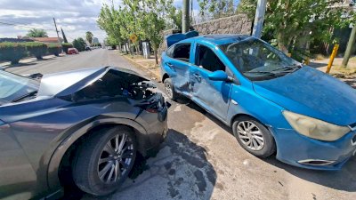 Choca vehículo por omitir alto en cruce de Antonio de Montes