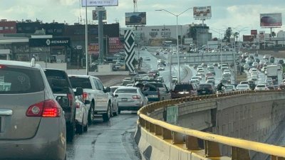 Desata lluvia caos vial y largas filas en el Perijuv 