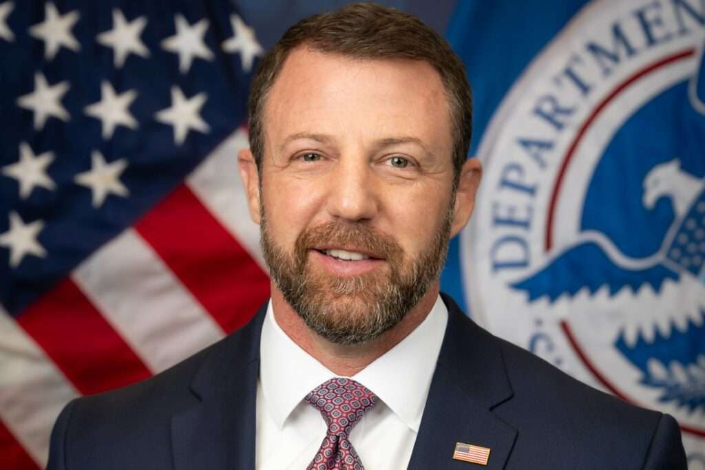 Llega a México Markwayne Mullin, secretario de Seguridad Nacional de EUA 