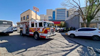 Se incendia vehículo en estacionamiento de Oxxo en la Niños Héroes