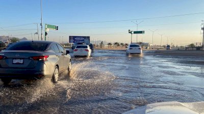 Desperdicia fuga de agua miles de litros en Villa Juárez