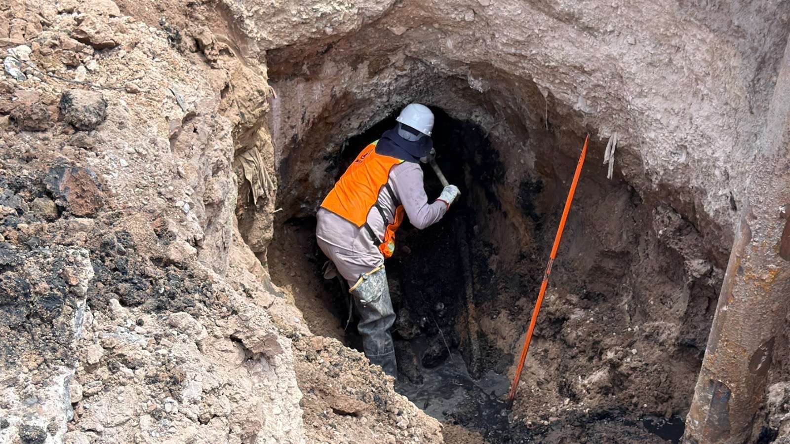 Reparan hundimiento en red de alcantarillado en calle Jacinto Benavente