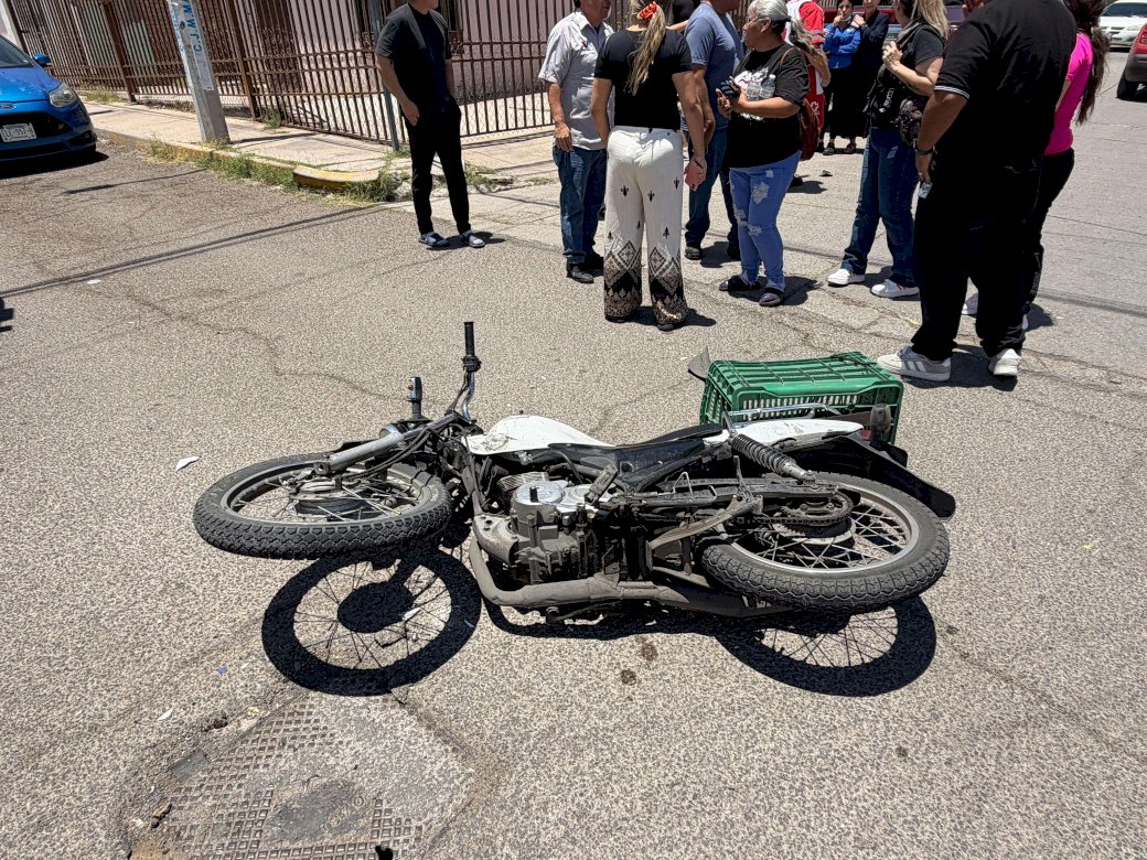 Omite alto y choca a motociclista en la colonia Granjas