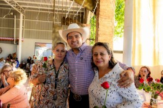 Celebra Marco Bonilla a más de mil madres de Santa Isabel en su día