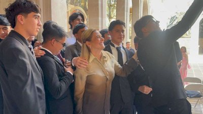 Se toma Maru selfis con visitantes de Palacio y recibe muestras de apoyo