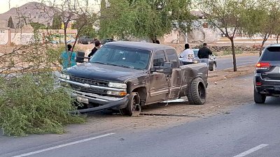 Derriba camioneta varios árboles y pierde llanta en las Industrias