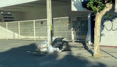 Se acumulan bolsas y residuos en avenidas del centro