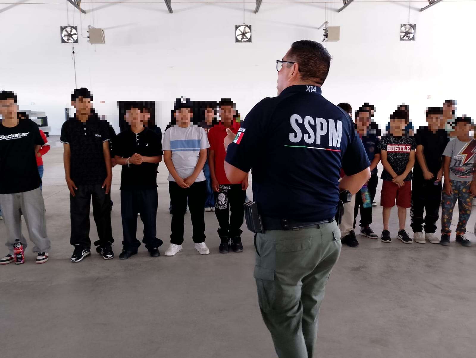 Acercan a jóvenes al conocimiento policial a través de visita guiada