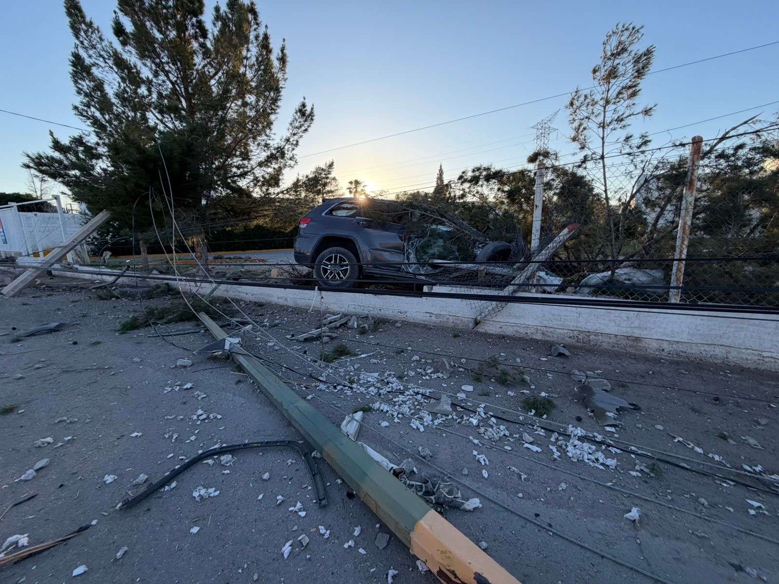Pierde control y se impacta contra tres postes y una escuela en Juárez
