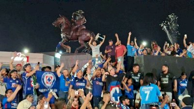 Celebran miles de chihuahuenses título del Cruz Azul en el Pancho Villa
