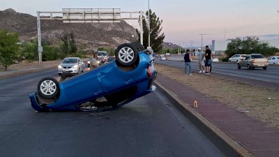Vuelca su auto tras chocar en la Vialidad Sacramento