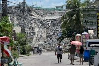 Buscan rescatistas a 20 personas tras derrumbe de un edificio en Filipinas 