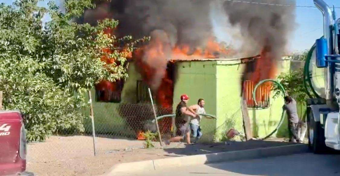 Sofocan vecinos incendio en casa habitación en Juárez