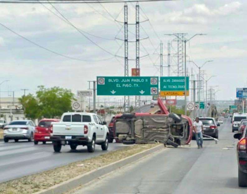 Vuelca conductora su vehículo en la Avenida de Las Torres 