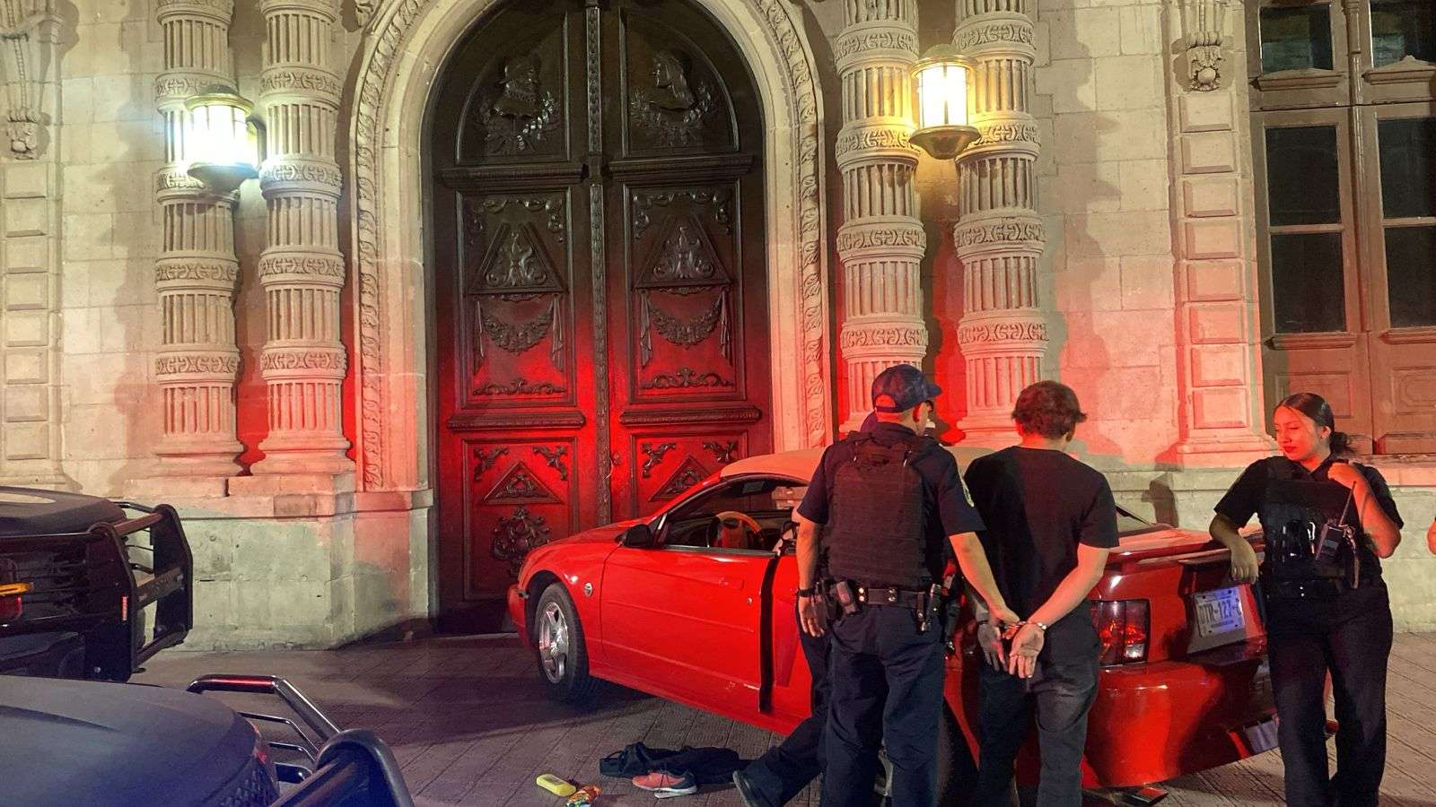 Viralizan video de persecución; conductor casi impacta contra Palacio
