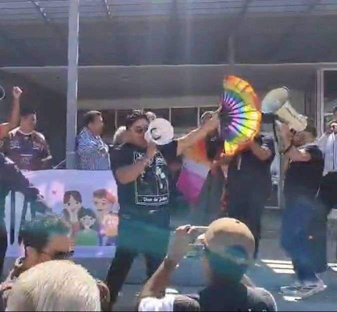 Protestan a favor y en contra de matrimonio igualitario en oficinas estatales 