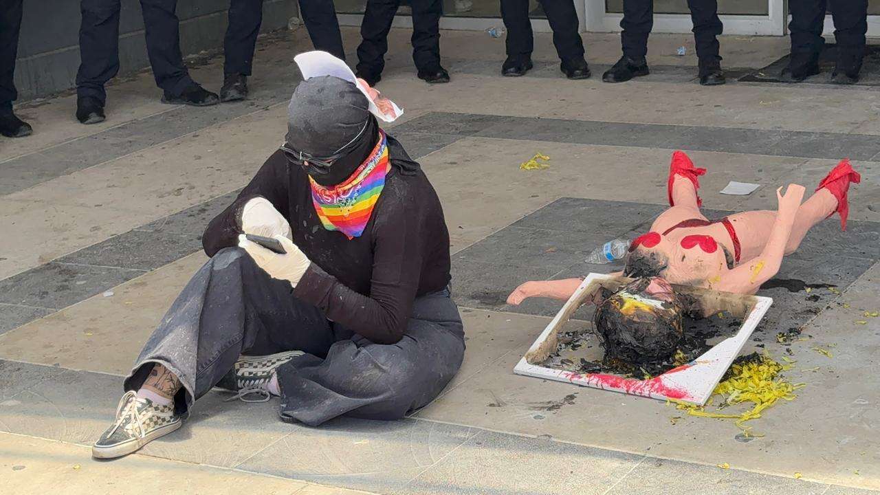 Protesta de grupo LGTB interrumpe sesión del Congreso del Estado 