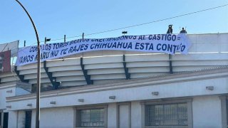 Cuelgan lona en apoyo a Maru Campos en la Plaza de Toros