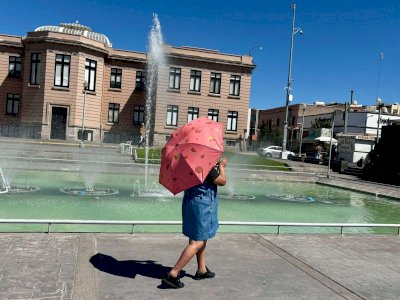Afrontan Chihuahuenses intenso calorón en las calles del centro