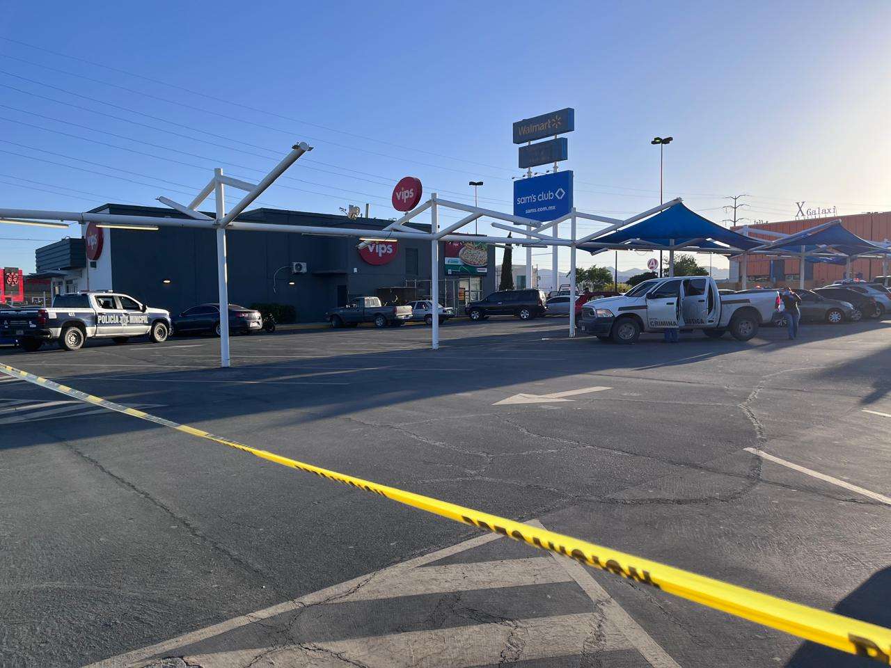 Asesinan a hombre de 60 años en estacionamiento de Walmart