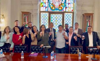 Lanza Cabildo consignas de apoyo a la Gobernadora al cierre de sesión 