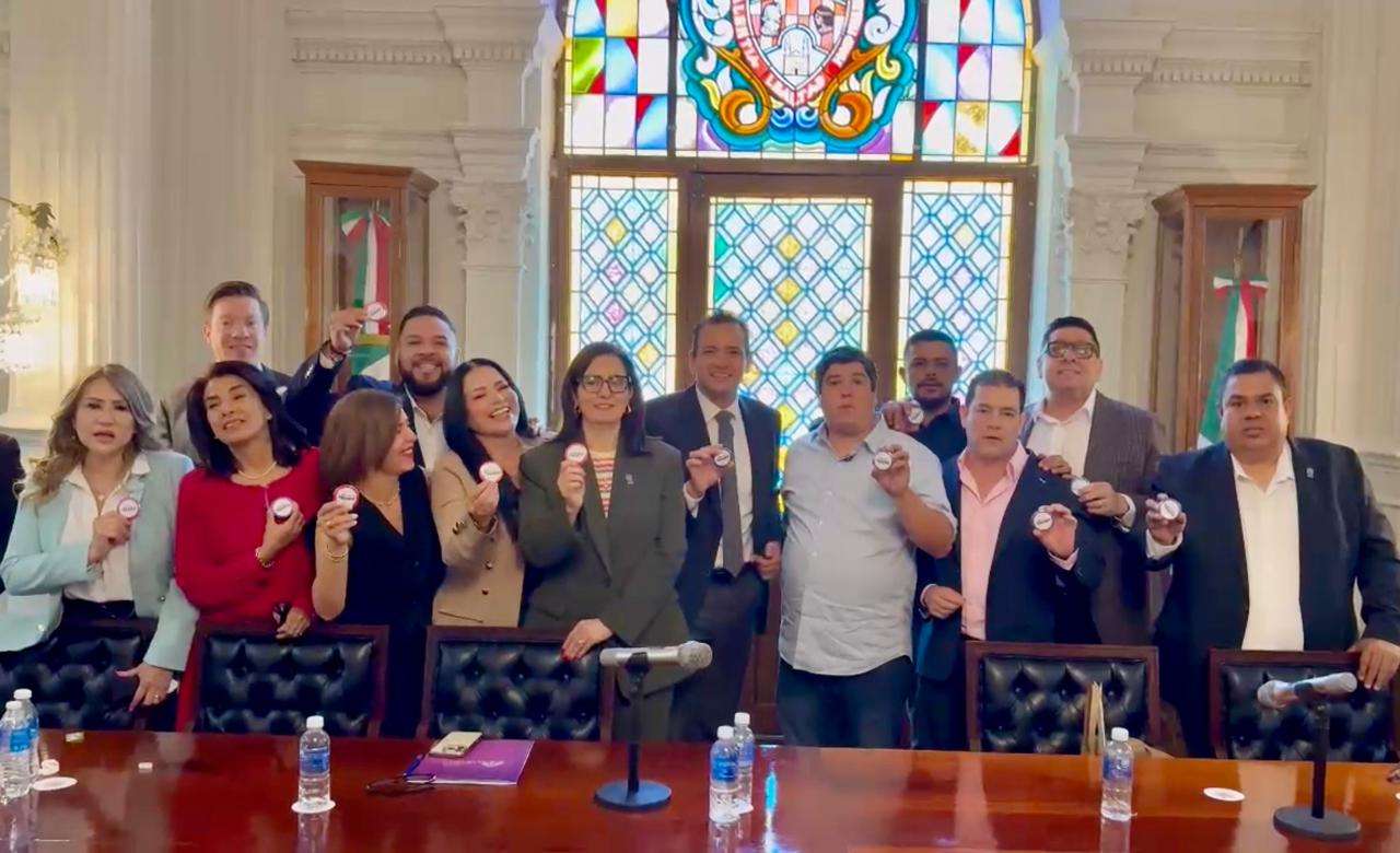Lanza Cabildo consignas de apoyo a la Gobernadora al cierre de sesión
