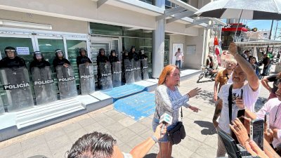 Se retiran manifestantes pacíficamente al ser cancelada sesión del Congreso 
