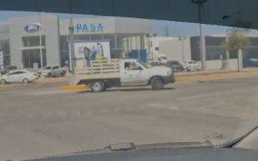 Captan vehículo del Municipio realizando vuelta en U sobre Américas y Vallarta