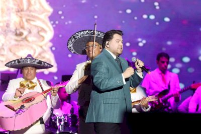 Conquista Ángel Socarro el Teatro del Pueblo con homenaje a Juan Gabriel