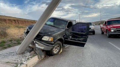 Choca pick up contra poste tras soltarse de remolque
