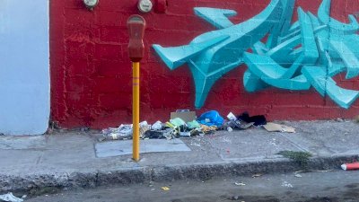 Amanece el centro de la ciudad con basura en las calles
