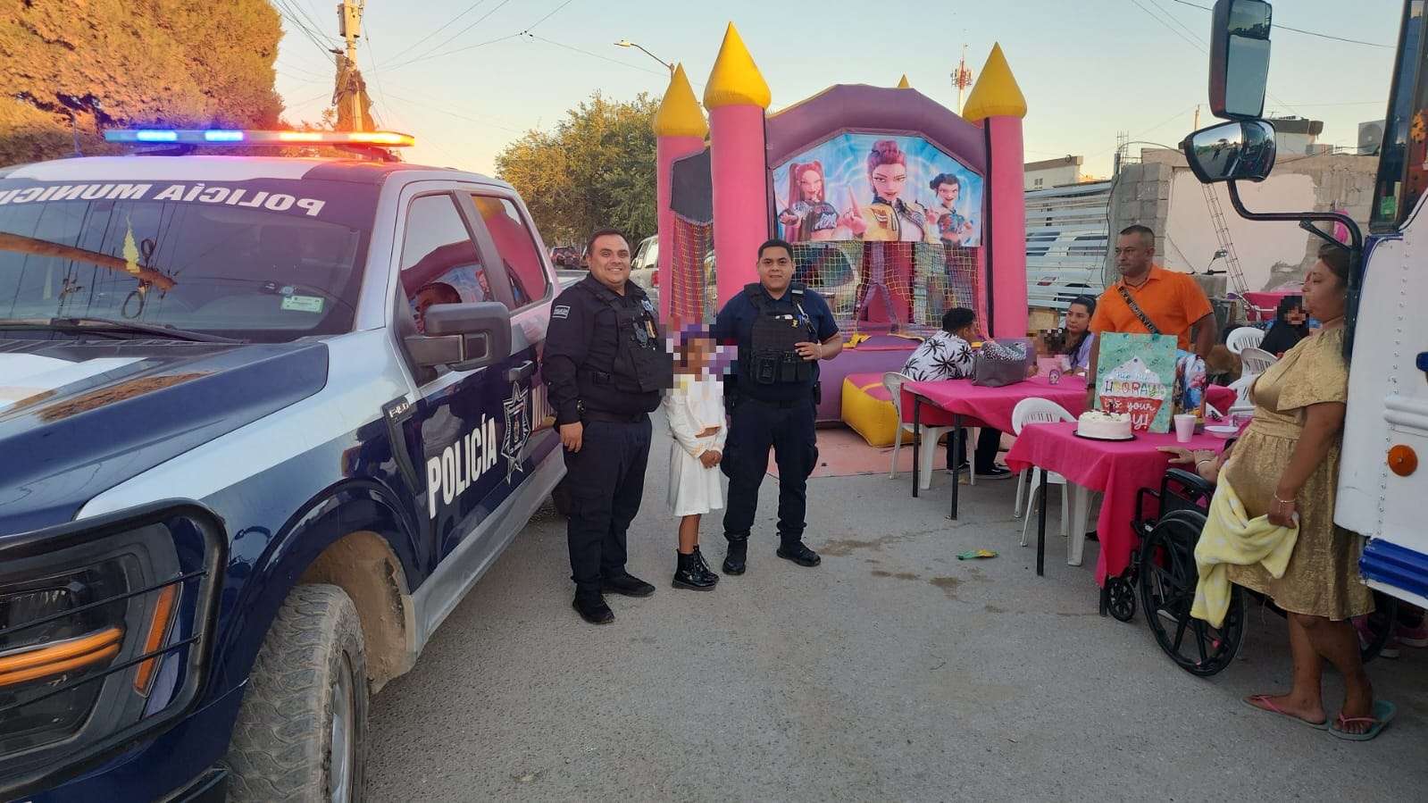 Celebran policías cumpleaños de una niña con alegría y solidaridad
