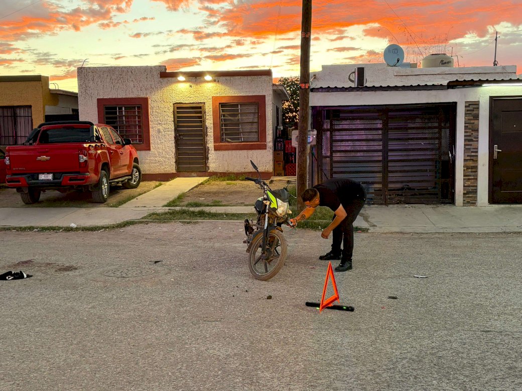 Resultan motociclistas gravemente heridos al chocar en Punta Oriente