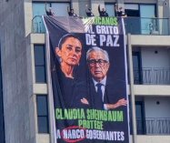 Despliegan manta contra Sheinbaum y Rocha Moya durante mitin 