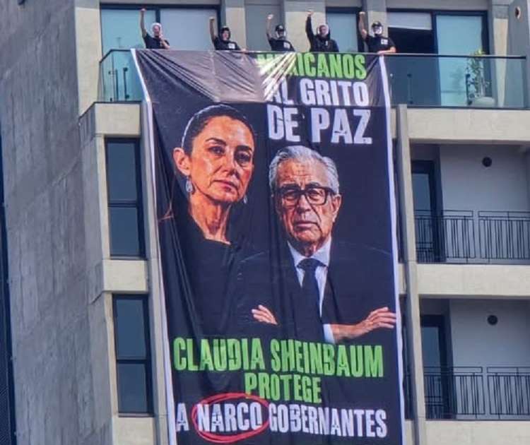 Despliegan manta contra Sheinbaum y Rocha Moya durante mitin
