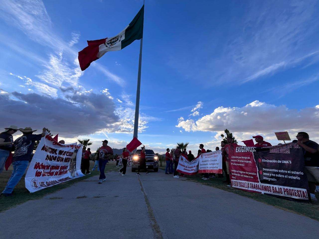 Maestros se concentran en la Mega Bandera para marchar en apoyo a huelga nacional
