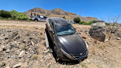 Vuelca y abandona su vehículo en la Sacramento