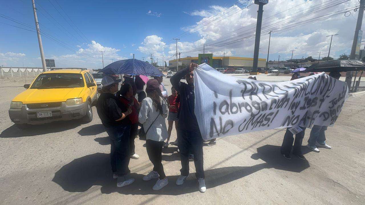 Bloquean maestros carretera Juárez-Porvenir, exigen salarios dignos