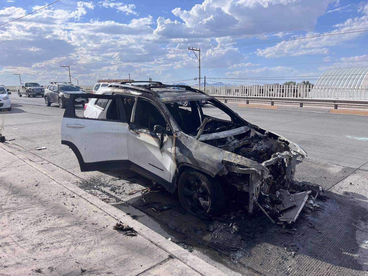 Incendio consume camioneta en Cielo Vista